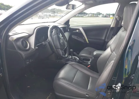 2017 Toyota Rav4 Xle z USA, uszkodzony, nr VIN JTMWFREV5HD098643